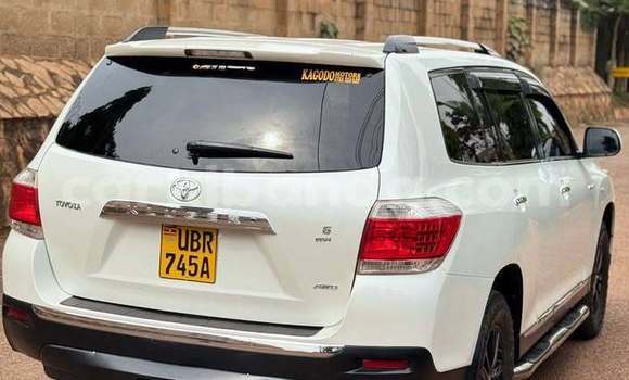 Gura Yakoze Toyota Kluger White Imodoka i Kampala mu Uganda Gura Yakoze Toyota Kluger White Imodoka i Kampala mu Uganda