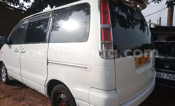 Gura Yakoze Toyota Noah White Imodoka i Kampala mu Uganda Gura Yakoze Toyota Noah White Imodoka i Kampala mu Uganda