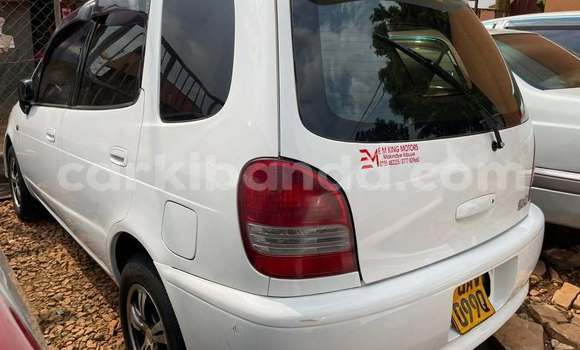 Acheter Occasion Voiture Toyota Spacio Blanc à Kampala, Ouganda Acheter Occasion Voiture Toyota Spacio Blanc à Kampala, Ouganda