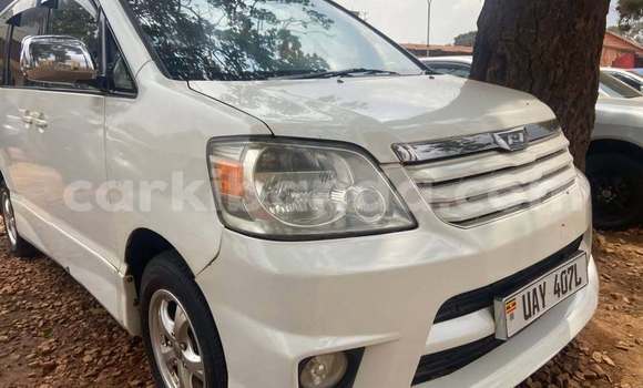 Gura Yakoze Toyota Noah White Imodoka i Kampala mu Uganda