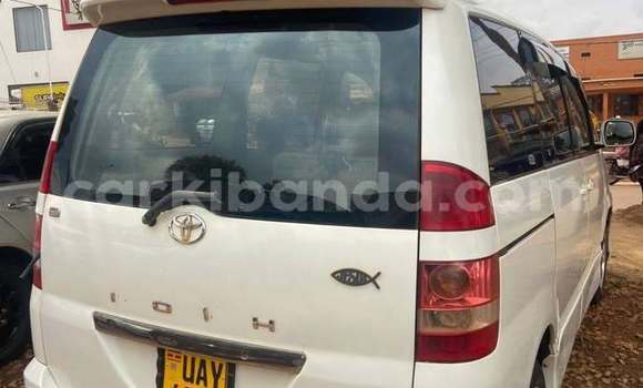 Gura Yakoze Toyota Noah White Imodoka i Kampala mu Uganda Gura Yakoze Toyota Noah White Imodoka i Kampala mu Uganda
