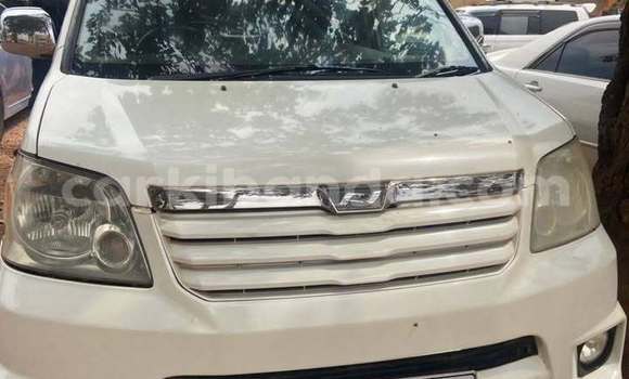 Gura Yakoze Toyota Noah White Imodoka i Kampala mu Uganda Gura Yakoze Toyota Noah White Imodoka i Kampala mu Uganda