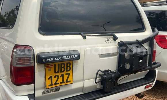 Acheter Occasion Voiture Toyota Hilux Surf Blanc à Kampala, Ouganda Acheter Occasion Voiture Toyota Hilux Surf Blanc à Kampala, Ouganda