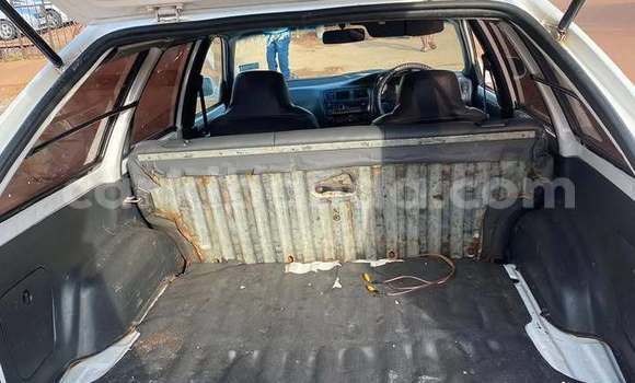 Acheter Occasion Voiture Toyota Corolla Blanc à Kampala, Ouganda Acheter Occasion Voiture Toyota Corolla Blanc à Kampala, Ouganda