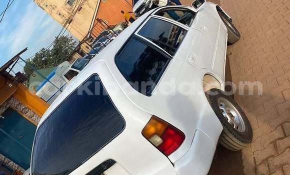 Acheter Occasion Voiture Toyota Corolla Blanc à Kampala, Ouganda Acheter Occasion Voiture Toyota Corolla Blanc à Kampala, Ouganda