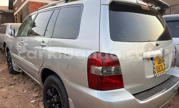 Gura Yakoze Toyota Kluger White Imodoka i Kampala mu Uganda Gura Yakoze Toyota Kluger White Imodoka i Kampala mu Uganda