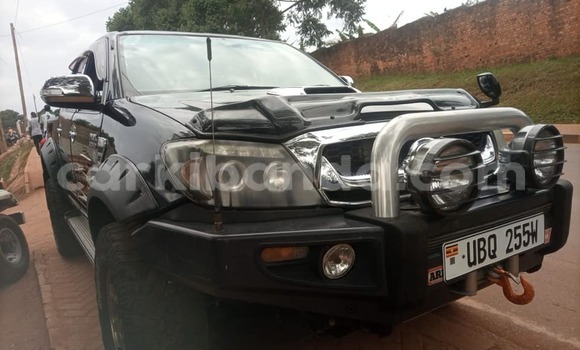 Nunua Ilio tumika Toyota Hiluxe VIGO Nyeusi Gari ndani ya Kampala nchini Uganda