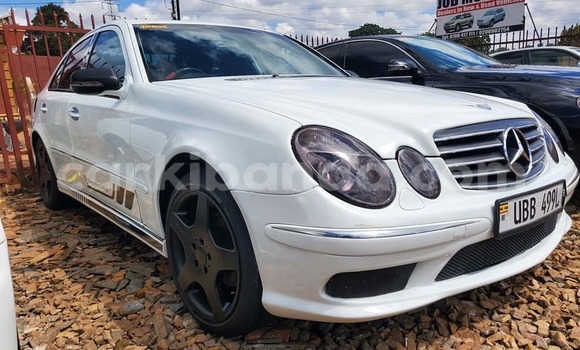 Acheter Occasion Voiture Mercedes‒Benz E–Class Blanc à Kampala, Ouganda Acheter Occasion Voiture Mercedes‒Benz E–Class Blanc à Kampala, Ouganda