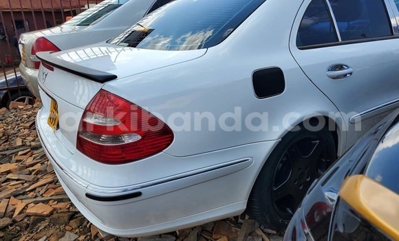 Acheter Occasion Voiture Mercedes‒Benz E–Class Blanc à Kampala, Ouganda Acheter Occasion Voiture Mercedes‒Benz E–Class Blanc à Kampala, Ouganda