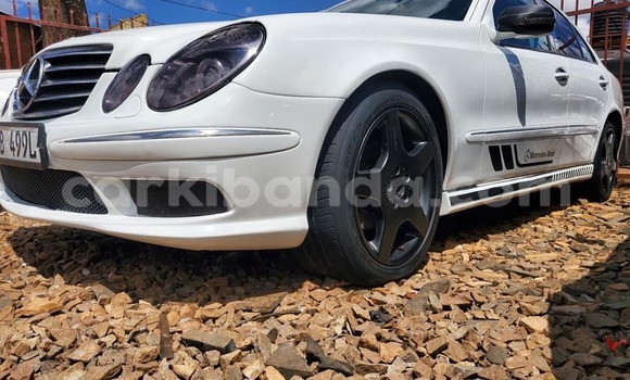 Acheter Occasion Voiture Mercedes‒Benz E–Class Blanc à Kampala, Ouganda Acheter Occasion Voiture Mercedes‒Benz E–Class Blanc à Kampala, Ouganda