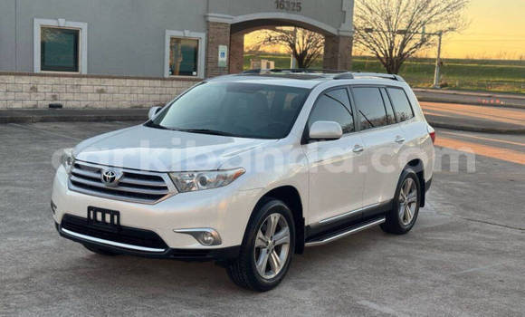 Buy Used Toyota Highlander White Car in Kampala in Uganda