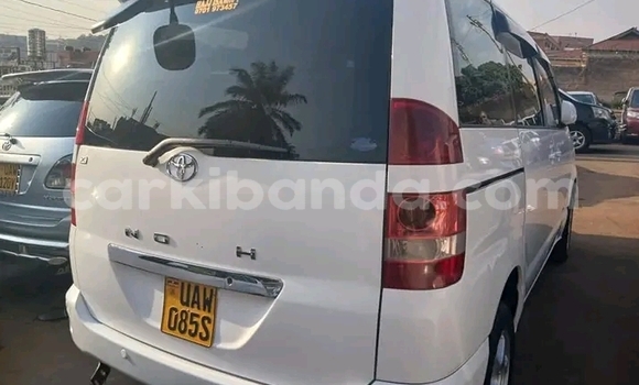 Gura Yakoze Toyota Noah White Imodoka i Jinja–Kawempe mu Central Gura Yakoze Toyota Noah White Imodoka i Jinja–Kawempe mu Central