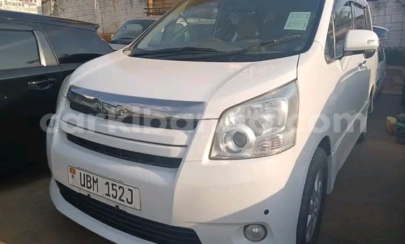 Gura Yakoze Toyota Noah White Imodoka i Jinja–Kawempe mu Central Gura Yakoze Toyota Noah White Imodoka i Jinja–Kawempe mu Central