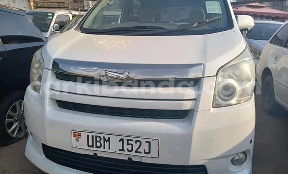 Gura Yakoze Toyota Noah White Imodoka i Jinja–Kawempe mu Central Gura Yakoze Toyota Noah White Imodoka i Jinja–Kawempe mu Central