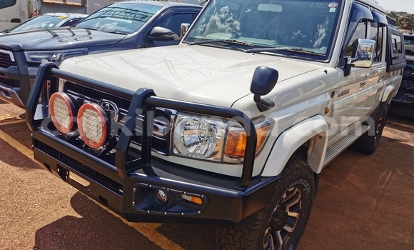 Buy Import Toyota Land Cruiser White Car in Kampala in Uganda Buy Import Toyota Land Cruiser White Car in Kampala in Uganda
