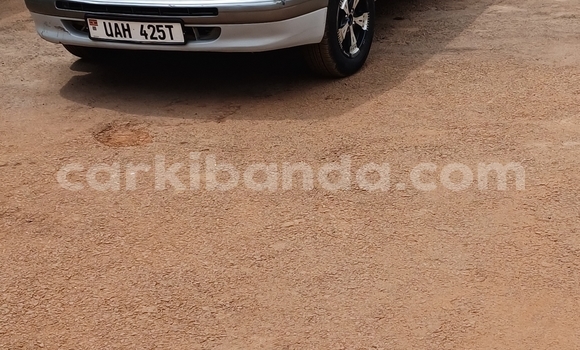 Nunua Ilio tumika Toyota Corolla Nyeupe Gari ndani ya Kampala nchini Uganda