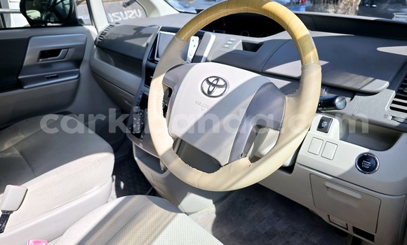 Acheter Neuf Voiture Toyota Noah Gris à Kampala, Ouganda Acheter Neuf Voiture Toyota Noah Gris à Kampala, Ouganda