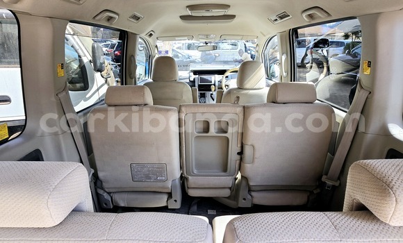 Acheter Neuf Voiture Toyota Noah Gris à Kampala, Ouganda Acheter Neuf Voiture Toyota Noah Gris à Kampala, Ouganda