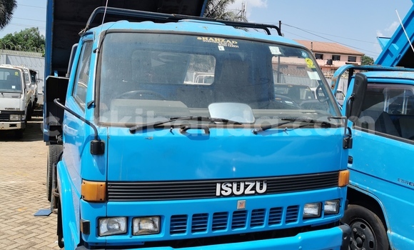 Nunua Imported Isuzu FTR 850 Bluu Lori ndani ya Kampala nchini Uganda