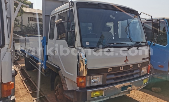 Nunua Imported Fuso Fighter Nyeupe Lori ndani ya Kampala nchini Uganda