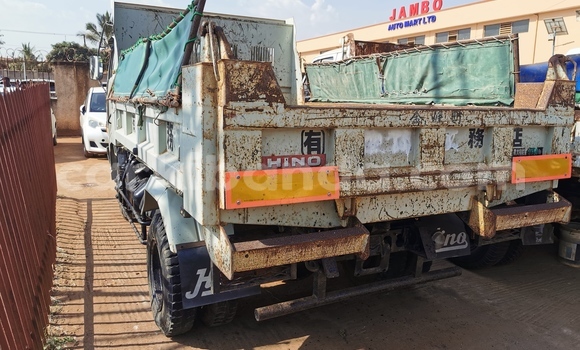 Gura Imported Hino Ranger White Ikamyo i Kampala mu Uganda Gura Imported Hino Ranger White Ikamyo i Kampala mu Uganda