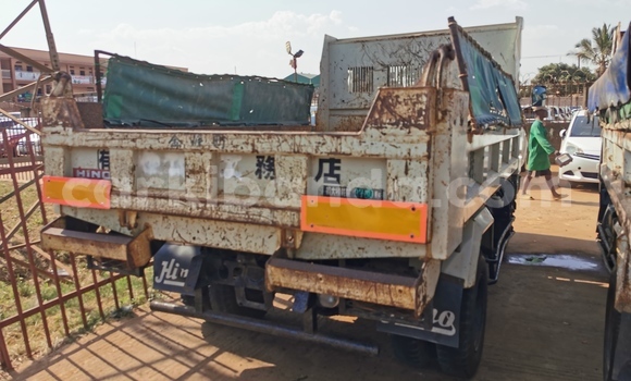 Gura Imported Hino Ranger White Ikamyo i Kampala mu Uganda Gura Imported Hino Ranger White Ikamyo i Kampala mu Uganda