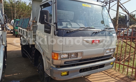 Gura Imported Hino Ranger White Ikamyo i Kampala mu Uganda Gura Imported Hino Ranger White Ikamyo i Kampala mu Uganda