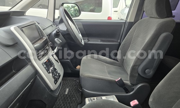 Nunua Mpya Toyota Noah Nyeusi Gari ndani ya Kampala nchini Uganda Nunua Mpya Toyota Noah Nyeusi Gari ndani ya Kampala nchini Uganda