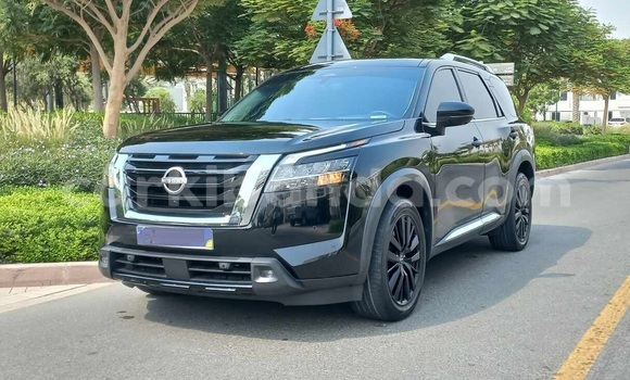 Nunua Ilio tumika Nissan Pathfinder Nyeusi Gari ndani ya Kampala nchini Uganda
