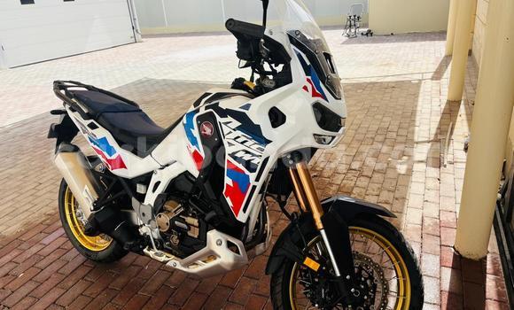 Gura Yakoze Honda CRF Blue Bike i Kampala mu Uganda