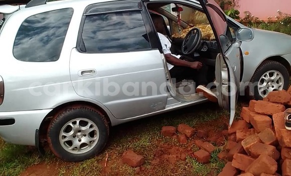 Nunua Ilio tumika Toyota Corolla Spacio Fedha Gari ndani ya Lugazi nchini Kati Nunua Ilio tumika Toyota Corolla Spacio Fedha Gari ndani ya Lugazi nchini Kati