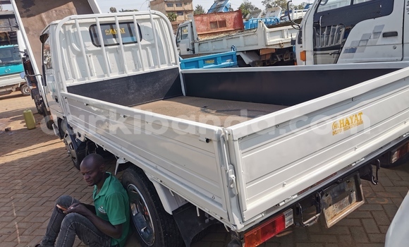 Gura Imported Mitsubishi Van White Ikamyo i Kampala mu Uganda Gura Imported Mitsubishi Van White Ikamyo i Kampala mu Uganda