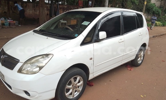 Gura Yakoze Toyota Spacio White Imodoka i Kampala mu Uganda