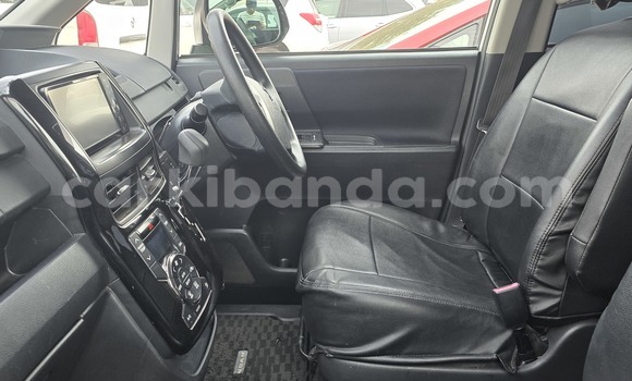 Nunua Mpya Toyota Noah Fedha Gari ndani ya Kampala nchini Uganda Nunua Mpya Toyota Noah Fedha Gari ndani ya Kampala nchini Uganda