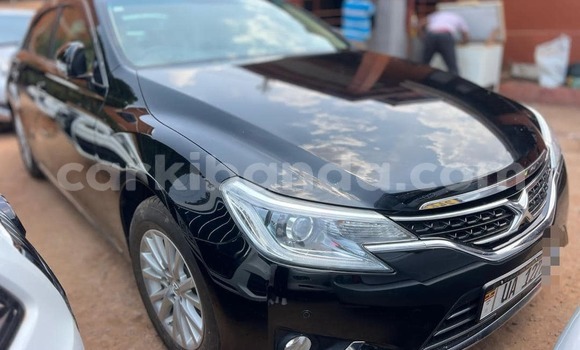 Gura Yakoze Toyota Mark X Black Imodoka i Kampala mu Uganda