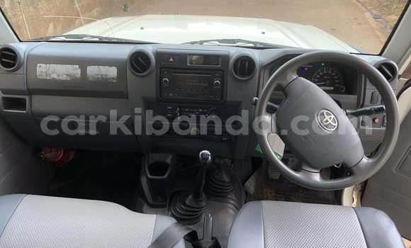 Nunua Ilio tumika Toyota Land Cruiser Prado Nyeupe Gari ndani ya Kampala nchini Uganda Nunua Ilio tumika Toyota Land Cruiser Prado Nyeupe Gari ndani ya Kampala nchini Uganda