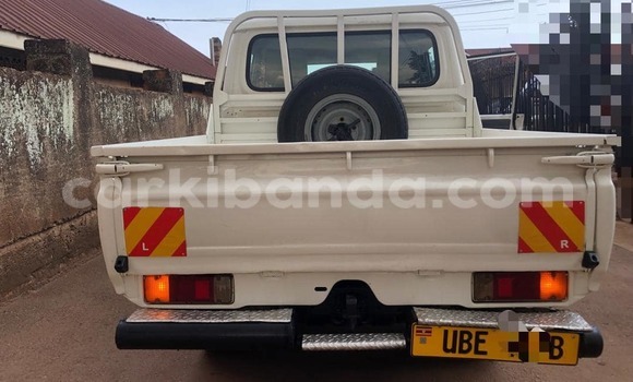 Nunua Ilio tumika Toyota Land Cruiser Prado Nyeupe Gari ndani ya Kampala nchini Uganda Nunua Ilio tumika Toyota Land Cruiser Prado Nyeupe Gari ndani ya Kampala nchini Uganda