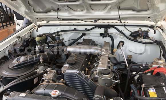 Nunua Ilio tumika Toyota Land Cruiser Prado Nyeupe Gari ndani ya Kampala nchini Uganda Nunua Ilio tumika Toyota Land Cruiser Prado Nyeupe Gari ndani ya Kampala nchini Uganda