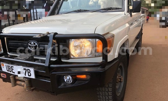 Nunua Ilio tumika Toyota Land Cruiser Prado Nyeupe Gari ndani ya Kampala nchini Uganda Nunua Ilio tumika Toyota Land Cruiser Prado Nyeupe Gari ndani ya Kampala nchini Uganda
