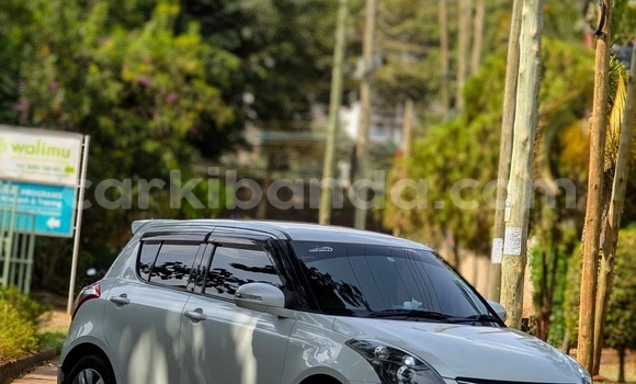 Nunua Ilio tumika Suzuki Swift Nyeupe Gari ndani ya Kampala nchini Uganda Nunua Ilio tumika Suzuki Swift Nyeupe Gari ndani ya Kampala nchini Uganda