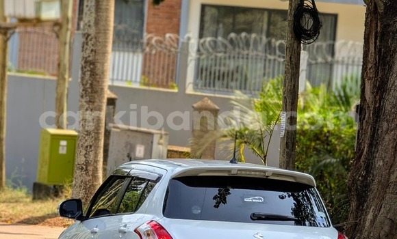 Nunua Ilio tumika Suzuki Swift Nyeupe Gari ndani ya Kampala nchini Uganda Nunua Ilio tumika Suzuki Swift Nyeupe Gari ndani ya Kampala nchini Uganda