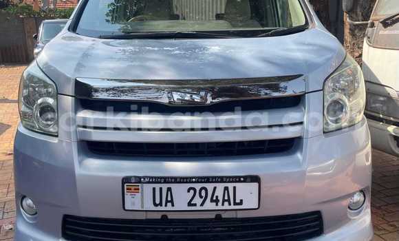 Gura Yakoze Toyota Noah Silver Imodoka i Kampala mu Uganda
