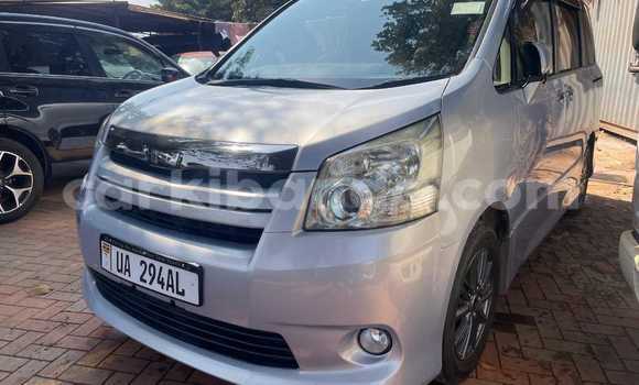 Gura Yakoze Toyota Noah Silver Imodoka i Kampala mu Uganda Gura Yakoze Toyota Noah Silver Imodoka i Kampala mu Uganda