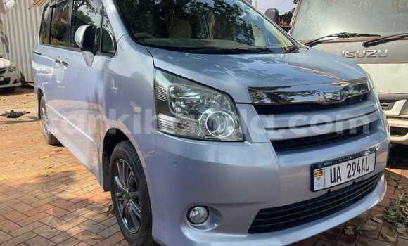 Gura Yakoze Toyota Noah Silver Imodoka i Kampala mu Uganda Gura Yakoze Toyota Noah Silver Imodoka i Kampala mu Uganda