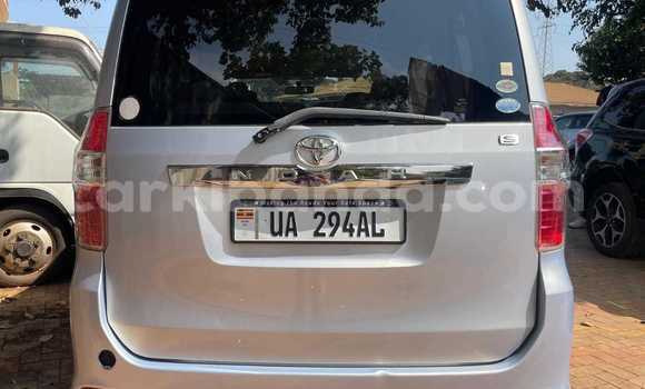Gura Yakoze Toyota Noah Silver Imodoka i Kampala mu Uganda Gura Yakoze Toyota Noah Silver Imodoka i Kampala mu Uganda