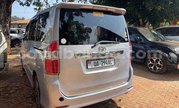 Gura Yakoze Toyota Noah Silver Imodoka i Kampala mu Uganda Gura Yakoze Toyota Noah Silver Imodoka i Kampala mu Uganda