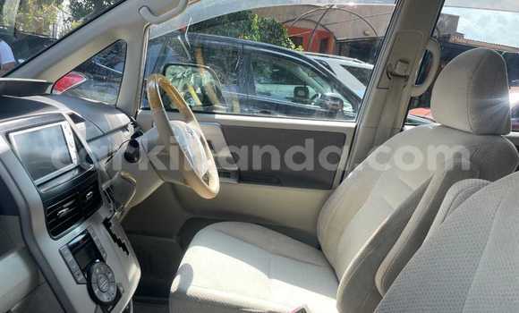 Gura Yakoze Toyota Noah Silver Imodoka i Kampala mu Uganda Gura Yakoze Toyota Noah Silver Imodoka i Kampala mu Uganda