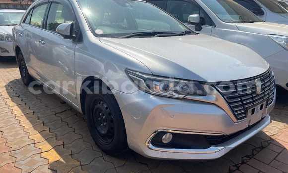 Gura Yakoze Toyota Premio Silver Imodoka i Kampala mu Uganda Gura Yakoze Toyota Premio Silver Imodoka i Kampala mu Uganda