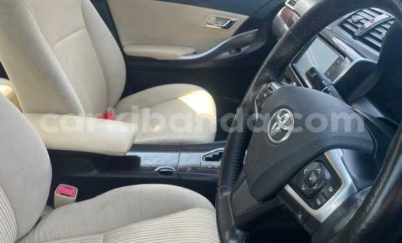 Gura Yakoze Toyota Premio Silver Imodoka i Kampala mu Uganda Gura Yakoze Toyota Premio Silver Imodoka i Kampala mu Uganda