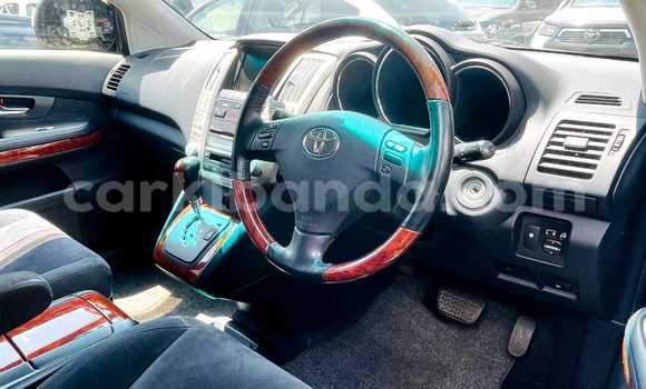 Gura Yakoze Toyota Harrier Black Imodoka i Kampala mu Uganda Gura Yakoze Toyota Harrier Black Imodoka i Kampala mu Uganda